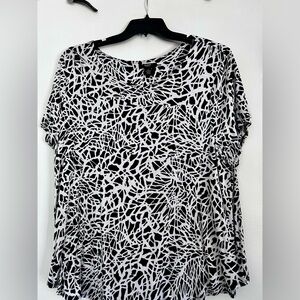 Alfani Black and White Abstract Short Sleeve Tee